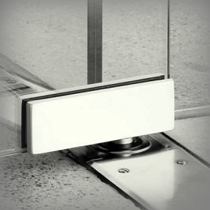 Eņģes pilnstikla durvīm