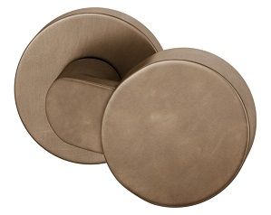 Rokturpoga fiksēta, nobīdīta, uz apaļas rozetes, tumša bronza