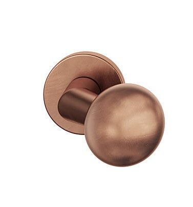 Lodes formas rokturpoga fiksēta, nobīdīta, uz apaļas rozetes, gaiša bronza